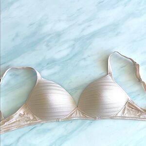 NWOT Warner's Cream Comfort Bra
